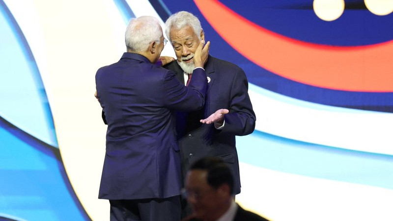 ASEAN-SUMMIT/ Perdana Menteri Malaysia Anwar Ibrahim, Sekretaris Jenderal ASEAN Kao Kim Hourn, dan Perdana Menteri Timor-Leste Kay Rala Xanana Gusmao berpose dalam upacara penandatanganan deklarasi penerimaan Republik Demokratik Timor-Leste ke dalam ASEAN pada KTT ASEAN ke-47 dan KTT-KTT Terkait di Kuala Lumpur, Malaysia, 26 Oktober 2025. REUTERS/Chalinee Thirasupa