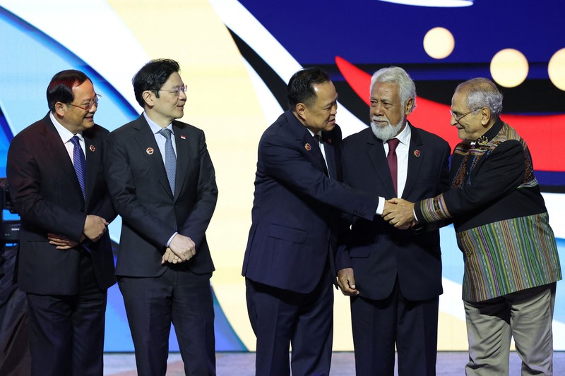 ASEAN-SUMMIT/ Perdana Menteri Malaysia Anwar Ibrahim, Sekretaris Jenderal ASEAN Kao Kim Hourn, dan Perdana Menteri Timor-Leste Kay Rala Xanana Gusmao berpose dalam upacara penandatanganan deklarasi penerimaan Republik Demokratik Timor-Leste ke dalam ASEAN pada KTT ASEAN ke-47 dan KTT-KTT Terkait di Kuala Lumpur, Malaysia, 26 Oktober 2025. REUTERS/Chalinee Thirasupa