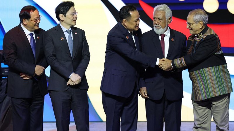 ASEAN-SUMMIT/ Perdana Menteri Malaysia Anwar Ibrahim, Sekretaris Jenderal ASEAN Kao Kim Hourn, dan Perdana Menteri Timor-Leste Kay Rala Xanana Gusmao berpose dalam upacara penandatanganan deklarasi penerimaan Republik Demokratik Timor-Leste ke dalam ASEAN pada KTT ASEAN ke-47 dan KTT-KTT Terkait di Kuala Lumpur, Malaysia, 26 Oktober 2025. REUTERS/Chalinee Thirasupa
