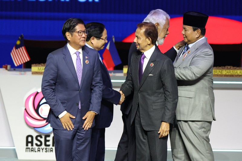 ASEAN-SUMMIT/ Perdana Menteri Malaysia Anwar Ibrahim, Sekretaris Jenderal ASEAN Kao Kim Hourn, dan Perdana Menteri Timor-Leste Kay Rala Xanana Gusmao berpose dalam upacara penandatanganan deklarasi penerimaan Republik Demokratik Timor-Leste ke dalam ASEAN pada KTT ASEAN ke-47 dan KTT-KTT Terkait di Kuala Lumpur, Malaysia, 26 Oktober 2025. REUTERS/Chalinee Thirasupa