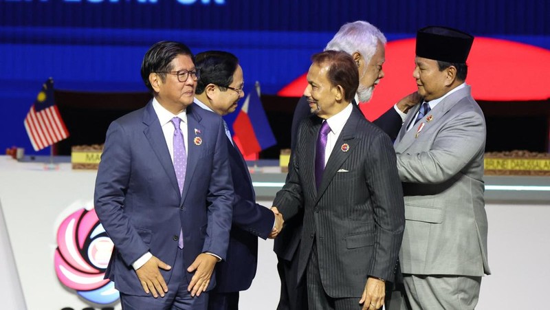 ASEAN-SUMMIT/ Perdana Menteri Malaysia Anwar Ibrahim, Sekretaris Jenderal ASEAN Kao Kim Hourn, dan Perdana Menteri Timor-Leste Kay Rala Xanana Gusmao berpose dalam upacara penandatanganan deklarasi penerimaan Republik Demokratik Timor-Leste ke dalam ASEAN pada KTT ASEAN ke-47 dan KTT-KTT Terkait di Kuala Lumpur, Malaysia, 26 Oktober 2025. REUTERS/Chalinee Thirasupa