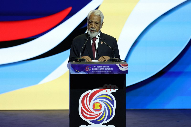 ASEAN-SUMMIT/ Perdana Menteri Malaysia Anwar Ibrahim, Sekretaris Jenderal ASEAN Kao Kim Hourn, dan Perdana Menteri Timor-Leste Kay Rala Xanana Gusmao berpose dalam upacara penandatanganan deklarasi penerimaan Republik Demokratik Timor-Leste ke dalam ASEAN pada KTT ASEAN ke-47 dan KTT-KTT Terkait di Kuala Lumpur, Malaysia, 26 Oktober 2025. REUTERS/Chalinee Thirasupa