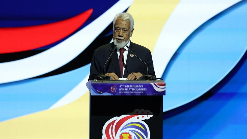 ASEAN-SUMMIT/ Perdana Menteri Malaysia Anwar Ibrahim, Sekretaris Jenderal ASEAN Kao Kim Hourn, dan Perdana Menteri Timor-Leste Kay Rala Xanana Gusmao berpose dalam upacara penandatanganan deklarasi penerimaan Republik Demokratik Timor-Leste ke dalam ASEAN pada KTT ASEAN ke-47 dan KTT-KTT Terkait di Kuala Lumpur, Malaysia, 26 Oktober 2025. REUTERS/Chalinee Thirasupa