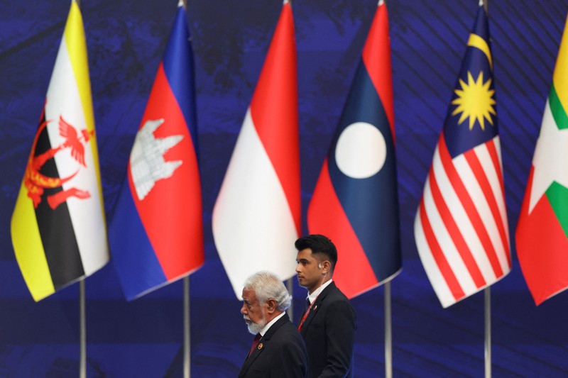 ASEAN-SUMMIT/ Perdana Menteri Malaysia Anwar Ibrahim, Sekretaris Jenderal ASEAN Kao Kim Hourn, dan Perdana Menteri Timor-Leste Kay Rala Xanana Gusmao berpose dalam upacara penandatanganan deklarasi penerimaan Republik Demokratik Timor-Leste ke dalam ASEAN pada KTT ASEAN ke-47 dan KTT-KTT Terkait di Kuala Lumpur, Malaysia, 26 Oktober 2025. REUTERS/Chalinee Thirasupa