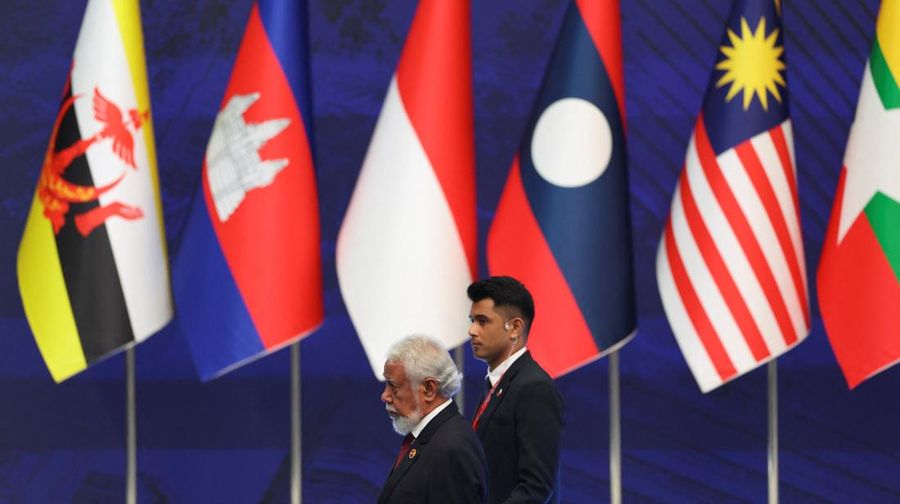 ASEAN-SUMMIT/ Perdana Menteri Malaysia Anwar Ibrahim, Sekretaris Jenderal ASEAN Kao Kim Hourn, dan Perdana Menteri Timor-Leste Kay Rala Xanana Gusmao berpose dalam upacara penandatanganan deklarasi penerimaan Republik Demokratik Timor-Leste ke dalam ASEAN pada KTT ASEAN ke-47 dan KTT-KTT Terkait di Kuala Lumpur, Malaysia, 26 Oktober 2025. REUTERS/Chalinee Thirasupa