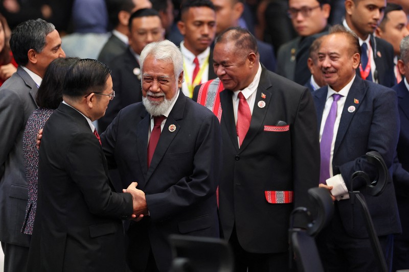 ASEAN-SUMMIT/ Perdana Menteri Malaysia Anwar Ibrahim, Sekretaris Jenderal ASEAN Kao Kim Hourn, dan Perdana Menteri Timor-Leste Kay Rala Xanana Gusmao berpose dalam upacara penandatanganan deklarasi penerimaan Republik Demokratik Timor-Leste ke dalam ASEAN pada KTT ASEAN ke-47 dan KTT-KTT Terkait di Kuala Lumpur, Malaysia, 26 Oktober 2025. REUTERS/Chalinee Thirasupa