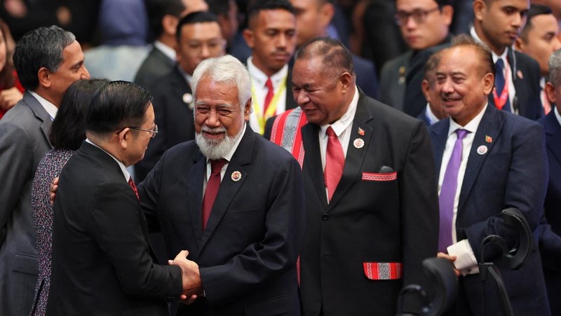 ASEAN-SUMMIT/ Perdana Menteri Malaysia Anwar Ibrahim, Sekretaris Jenderal ASEAN Kao Kim Hourn, dan Perdana Menteri Timor-Leste Kay Rala Xanana Gusmao berpose dalam upacara penandatanganan deklarasi penerimaan Republik Demokratik Timor-Leste ke dalam ASEAN pada KTT ASEAN ke-47 dan KTT-KTT Terkait di Kuala Lumpur, Malaysia, 26 Oktober 2025. REUTERS/Chalinee Thirasupa