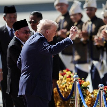 Trump Tertangkap Kamera Asyik Joget saat Tiba di Bandara Kuala Lumpur