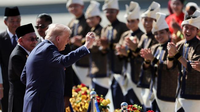 Trump Tertangkap Kamera Asyik Joget saat Tiba di Bandara Kuala Lumpur