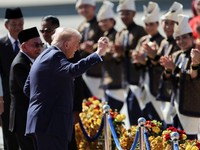 Trump Tertangkap Kamera Asyik Joget saat Tiba di Bandara Kuala Lumpur