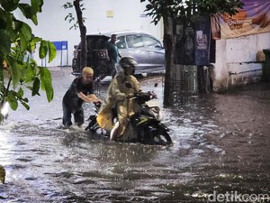 Hujan 2 Jam, Sejumlah Ruas Jalan di Kota Minyak Bojonegoro Banjir
