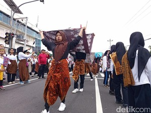 Potret Ribuan Orang Berbatik Flashmob di Alun-alun Magelang