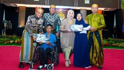 902 Siswa Disabilitas Dapat Bantuan Tabungan Pendidikan dari Gubernur Sulsel