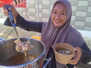Cuma Rp 15 Ribu Seporsi, Warga Serbu Lontong Kikil Tanpa Tulang di Mataram