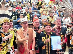 Hadiri Rapat Paripurna DRPD, Rocky Gerung Ingatkan RUU Masyarakat Adat