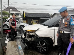 Pemobil Berupaya Kabur Usai Tabrak 5 Motor Berturut-turut di Pare Kediri