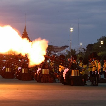 Potret Haru Warga Thailand, Antre Beri Penghormatan Ratu Meninggal