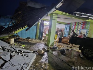 Detik-detik Banjir Hancurkan Toko Asep di Bantaran Sungai Cisolok