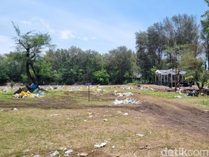 Pantai Gua Cemara Penuh Sampah Usai Festival Lampion