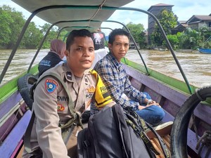 Kisah Aipda Denny, Polisi Pedalaman Tempuh Perjalanan Berjam-jam Demi Warga