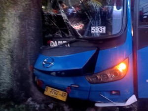Bus Damri di Bandung Tabrak Pohon, Sopir Sempat Terjepit