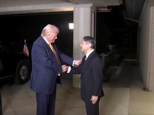 Video Donald Trump Disambut Kaisar Jepang Saat Tiba di Tokyo