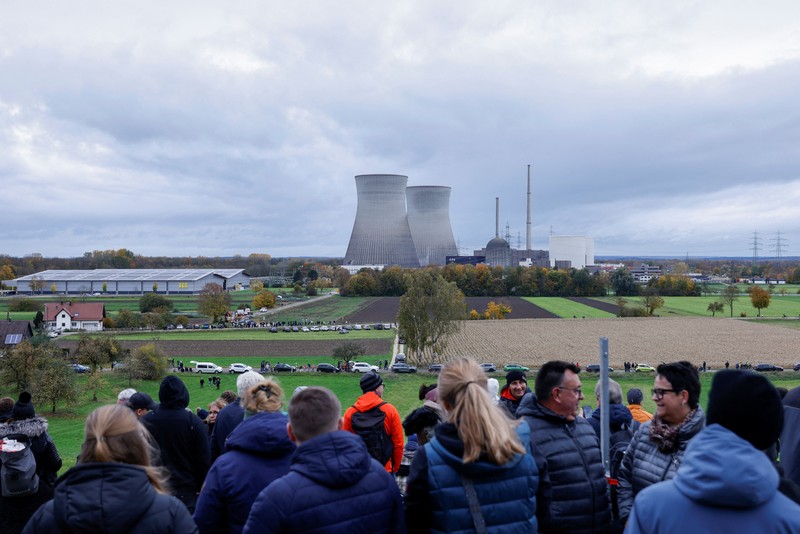 Dua menara besar di Bavaria, Jerman bagian selatan, kini tinggal kenangan. Sabtu siang, (25/10/2025), kedua menara pendingin pembangkit listrik tenaga nuklir itu diledakkan setelah berdiri lebih dari 40 tahun. Dua menara besar di Bavaria, Jerman bagian selatan, kini tinggal kenangan. Sabtu siang, (25/10/2025), kedua menara pendingin pembangkit listrik tenaga nuklir itu diledakkan setelah berdiri lebih dari 40 tahun. (REUTERS/Michaela Stache)