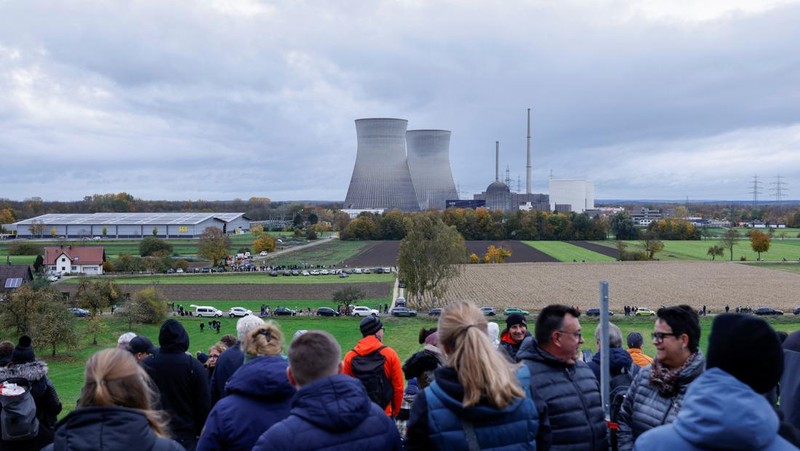 Dua menara besar di Bavaria, Jerman bagian selatan, kini tinggal kenangan. Sabtu siang, (25/10/2025), kedua menara pendingin pembangkit listrik tenaga nuklir itu diledakkan setelah berdiri lebih dari 40 tahun. (REUTERS/Michaela Stache)