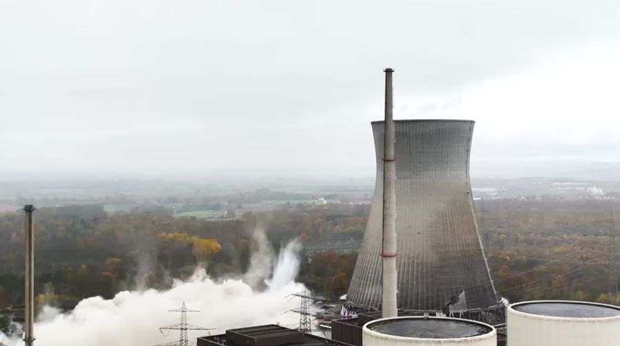 Foto udara menujukkan dua menara besar di Bavaria, Jerman bagian selatan, kini tinggal kenangan. Sabtu siang, (25/10/2025), kedua menara pendingin pembangkit listrik tenaga nuklir itu diledakkan setelah berdiri lebih dari 40 tahun. (Reuters TV)