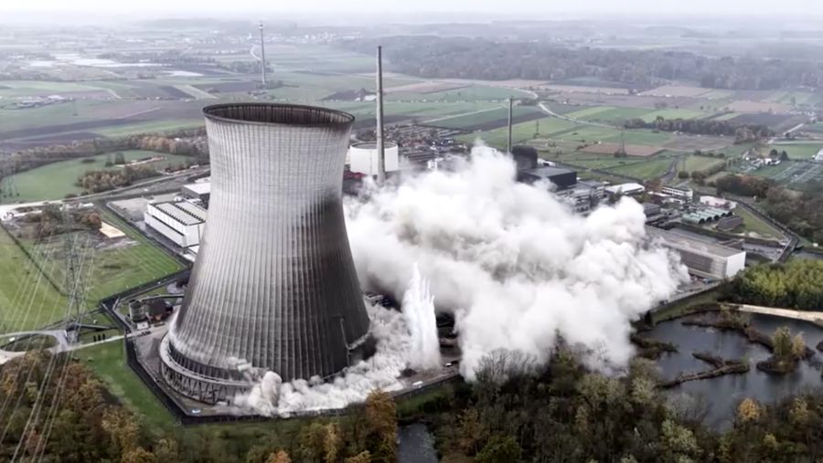 Dua menara besar di Bavaria, Jerman bagian selatan, kini tinggal kenangan. Sabtu siang, (25/10/2025), kedua menara pendingin pembangkit listrik tenaga nuklir itu diledakkan setelah berdiri lebih dari 40 tahun. (REUTERS/Michaela Stache)