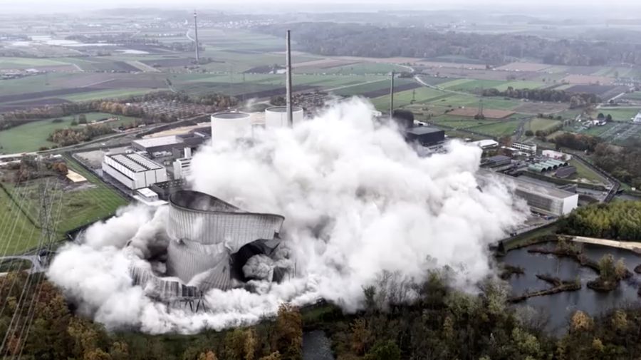 Dua menara besar di Bavaria, Jerman bagian selatan, kini tinggal kenangan. Sabtu siang, (25/10/2025), kedua menara pendingin pembangkit listrik tenaga nuklir itu diledakkan setelah berdiri lebih dari 40 tahun. (REUTERS/Michaela Stache)