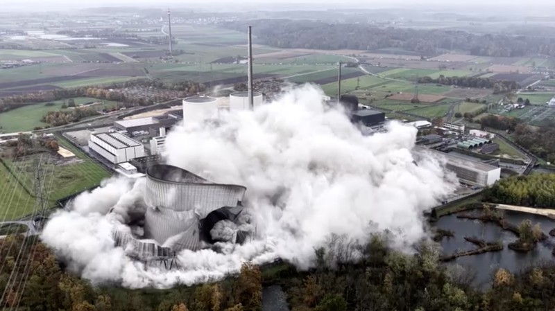 Dua menara besar di Bavaria, Jerman bagian selatan, kini tinggal kenangan. Sabtu siang, (25/10/2025), kedua menara pendingin pembangkit listrik tenaga nuklir itu diledakkan setelah berdiri lebih dari 40 tahun. (REUTERS/Michaela Stache)