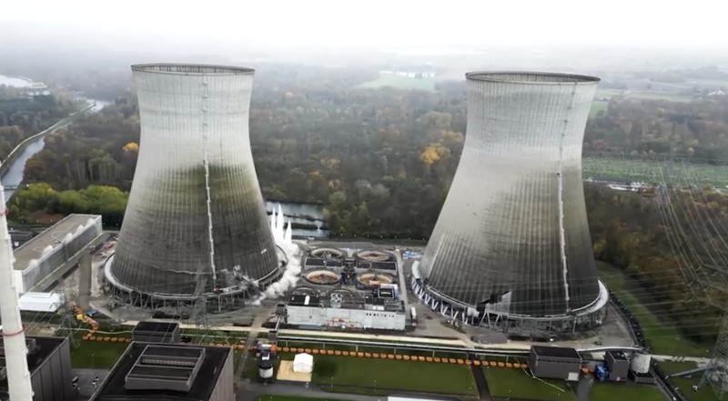 Dua menara besar di Bavaria, Jerman bagian selatan, kini tinggal kenangan. Sabtu siang, (25/10/2025), kedua menara pendingin pembangkit listrik tenaga nuklir itu diledakkan setelah berdiri lebih dari 40 tahun. Dua menara besar di Bavaria, Jerman bagian selatan, kini tinggal kenangan. Sabtu siang, (25/10/2025), kedua menara pendingin pembangkit listrik tenaga nuklir itu diledakkan setelah berdiri lebih dari 40 tahun. (REUTERS/Michaela Stache)