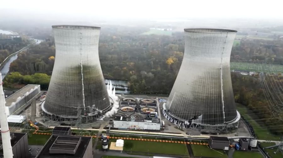 Dua menara besar di Bavaria, Jerman bagian selatan, kini tinggal kenangan. Sabtu siang, (25/10/2025), kedua menara pendingin pembangkit listrik tenaga nuklir itu diledakkan setelah berdiri lebih dari 40 tahun. (REUTERS/Michaela Stache)
