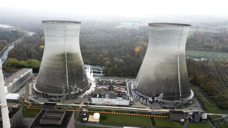 Dua menara besar di Bavaria, Jerman bagian selatan, kini tinggal kenangan. Sabtu siang, (25/10/2025), kedua menara pendingin pembangkit listrik tenaga nuklir itu diledakkan setelah berdiri lebih dari 40 tahun. (REUTERS/Michaela Stache)