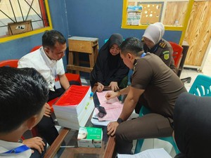 Potret Mak Gadih Bandar Narkoba Riau Diserahkan ke Kejari Inhu