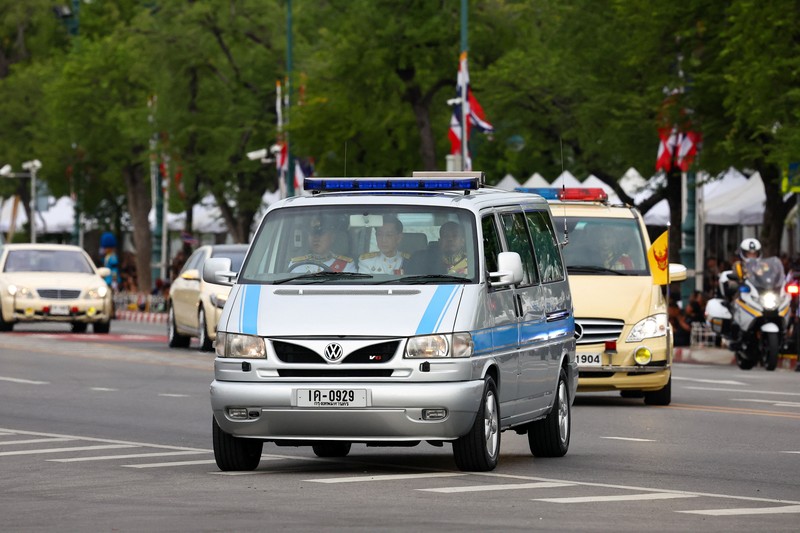 Iring-iringan mobil kerajaan mengangkut jenazah Ibu Suri Sirikit dari Rumah Sakit Memorial Raja Chulalongkorn ke Istana Raja, Bangkok, Thailand, 26 Oktober 2025. Iring-iringan mobil kerajaan mengangkut jenazah Ibu Suri Sirikit dari Rumah Sakit Memorial Raja Chulalongkorn ke Istana Raja, Bangkok, Thailand, 26 Oktober 2025. (REUTERS/Athit Perawongmetha)