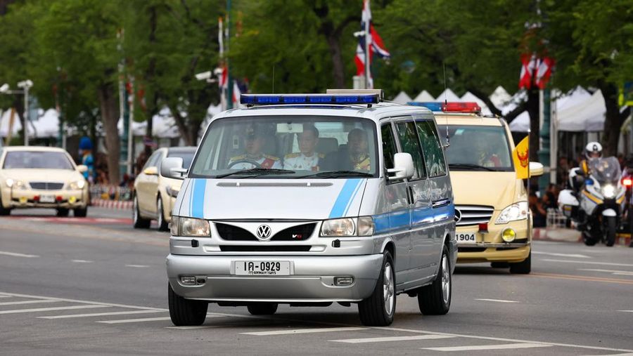 Iring-iringan mobil kerajaan mengangkut jenazah Ibu Suri Sirikit dari Rumah Sakit Memorial Raja Chulalongkorn ke Istana Raja, Bangkok, Thailand, 26 Oktober 2025. Iring-iringan mobil kerajaan mengangkut jenazah Ibu Suri Sirikit dari Rumah Sakit Memorial Raja Chulalongkorn ke Istana Raja, Bangkok, Thailand, 26 Oktober 2025. (REUTERS/Athit Perawongmetha)