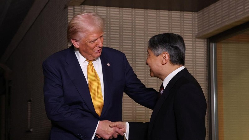 Presiden AS Donald Trump disambut oleh Kaisar Jepang Naruhito saat kedatangannya di Istana Kekaisaran di Tokyo, Jepang, 27 Oktober 2025. Presiden AS Donald Trump disambut oleh Kaisar Jepang Naruhito saat kedatangannya di Istana Kekaisaran di Tokyo, Jepang, 27 Oktober 2025. (REUTERS/Issei Kato/Pool)