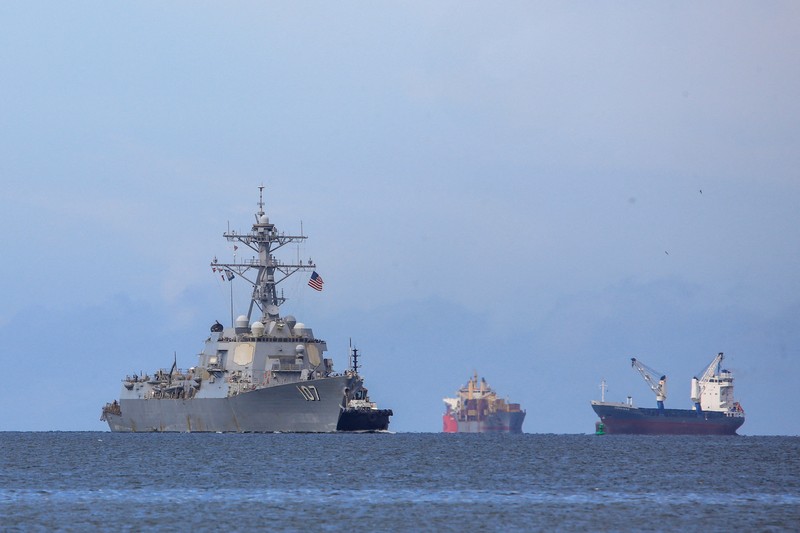 Kapal Angkatan Laut AS USS Gravely (DDG-107) mendekati Pelabuhan Spanyol untuk latihan gabungan dengan Pasukan Pertahanan Trinidad dan Tobago guna memperkuat keamanan regional, serta kerja sama militer di Pelabuhan Spanyol, Trinidad dan Tobago, Minggu (26/10/2025). (REUTERS/Andrea De Silva)