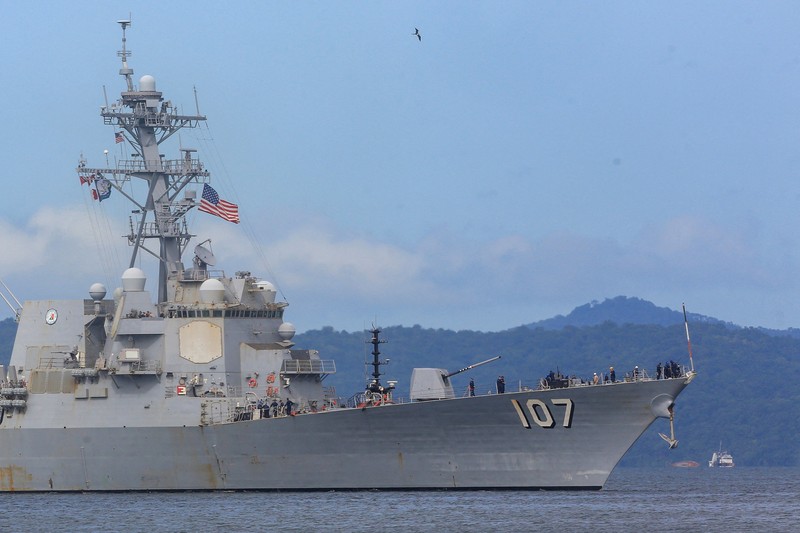 Kapal Angkatan Laut AS USS Gravely (DDG-107) mendekati Pelabuhan Spanyol untuk latihan gabungan dengan Pasukan Pertahanan Trinidad dan Tobago guna memperkuat keamanan regional, serta kerja sama militer di Pelabuhan Spanyol, Trinidad dan Tobago, Minggu (26/10/2025). (REUTERS/Andrea De Silva)