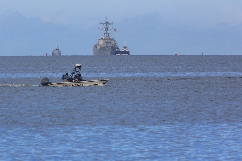 Kapal Angkatan Laut AS USS Gravely (DDG-107) mendekati Pelabuhan Spanyol untuk latihan gabungan dengan Pasukan Pertahanan Trinidad dan Tobago guna memperkuat keamanan regional, serta kerja sama militer di Pelabuhan Spanyol, Trinidad dan Tobago, Minggu (26/10/2025). (REUTERS/Andrea De Silva)