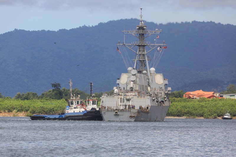 Kapal Angkatan Laut AS USS Gravely (DDG-107) mendekati Pelabuhan Spanyol untuk latihan gabungan dengan Pasukan Pertahanan Trinidad dan Tobago guna memperkuat keamanan regional, serta kerja sama militer di Pelabuhan Spanyol, Trinidad dan Tobago, Minggu (26/10/2025). (REUTERS/Andrea De Silva)