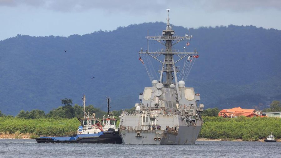 Kapal Angkatan Laut AS USS Gravely (DDG-107) mendekati Pelabuhan Spanyol untuk latihan gabungan dengan Pasukan Pertahanan Trinidad dan Tobago guna memperkuat keamanan regional, serta kerja sama militer di Pelabuhan Spanyol, Trinidad dan Tobago, Minggu (26/10/2025). Kapal Angkatan Laut AS USS Gravely (DDG-107) mendekati Pelabuhan Spanyol untuk latihan gabungan dengan Pasukan Pertahanan Trinidad dan Tobago guna memperkuat keamanan regional, serta kerja sama militer di Pelabuhan Spanyol, Trinidad dan Tobago, Minggu (26/10/2025). (REUTERS/Andrea De Silva)