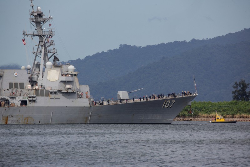 Kapal Angkatan Laut AS USS Gravely (DDG-107) mendekati Pelabuhan Spanyol untuk latihan gabungan dengan Pasukan Pertahanan Trinidad dan Tobago guna memperkuat keamanan regional, serta kerja sama militer di Pelabuhan Spanyol, Trinidad dan Tobago, Minggu (26/10/2025). (REUTERS/Andrea De Silva)