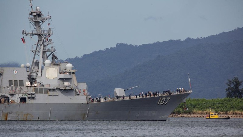 Kapal Angkatan Laut AS USS Gravely (DDG-107) mendekati Pelabuhan Spanyol untuk latihan gabungan dengan Pasukan Pertahanan Trinidad dan Tobago guna memperkuat keamanan regional, serta kerja sama militer di Pelabuhan Spanyol, Trinidad dan Tobago, Minggu (26/10/2025). Kapal Angkatan Laut AS USS Gravely (DDG-107) mendekati Pelabuhan Spanyol untuk latihan gabungan dengan Pasukan Pertahanan Trinidad dan Tobago guna memperkuat keamanan regional, serta kerja sama militer di Pelabuhan Spanyol, Trinidad dan Tobago, Minggu (26/10/2025). (REUTERS/Andrea De Silva)
