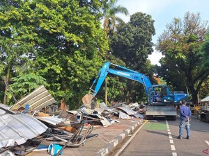 Pemkot Jaksel Mulai Bongkar Kios Pedagang di Pasar Barito