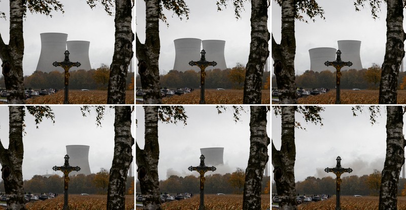 Dua menara besar di Bavaria, Jerman bagian selatan, kini tinggal kenangan. Sabtu siang, (25/10/2025), kedua menara pendingin pembangkit listrik tenaga nuklir itu diledakkan setelah berdiri lebih dari 40 tahun. Dua menara besar di Bavaria, Jerman bagian selatan, kini tinggal kenangan. Sabtu siang, (25/10/2025), kedua menara pendingin pembangkit listrik tenaga nuklir itu diledakkan setelah berdiri lebih dari 40 tahun. (REUTERS/Michaela Stache)