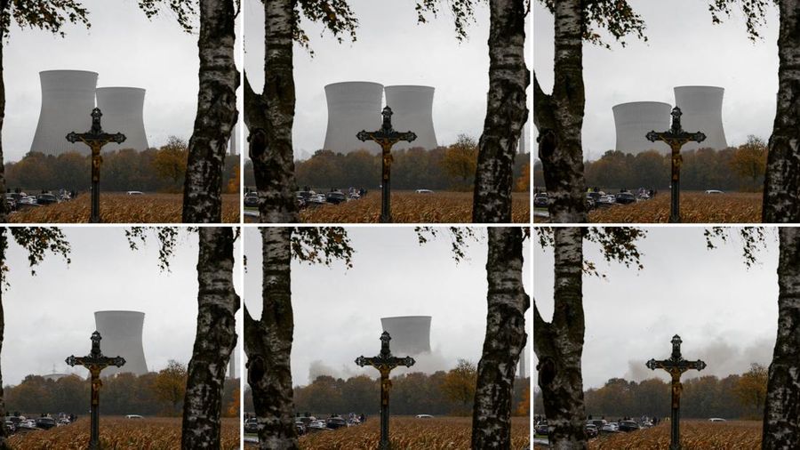 Dua menara besar di Bavaria, Jerman bagian selatan, kini tinggal kenangan. Sabtu siang, (25/10/2025), kedua menara pendingin pembangkit listrik tenaga nuklir itu diledakkan setelah berdiri lebih dari 40 tahun. (REUTERS/Michaela Stache)