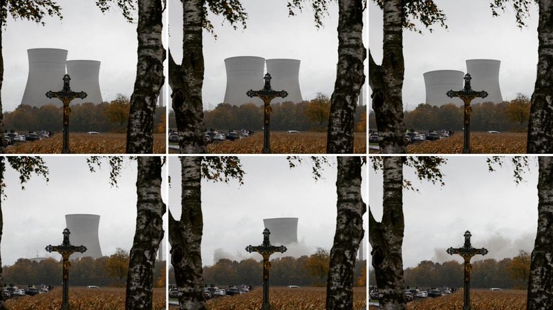 Dua menara besar di Bavaria, Jerman bagian selatan, kini tinggal kenangan. Sabtu siang, (25/10/2025), kedua menara pendingin pembangkit listrik tenaga nuklir itu diledakkan setelah berdiri lebih dari 40 tahun. (REUTERS/Michaela Stache)